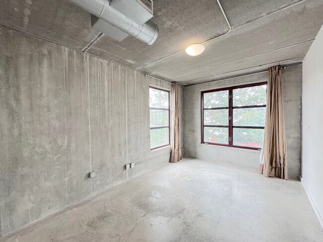Building Photo - 2407 Bull St