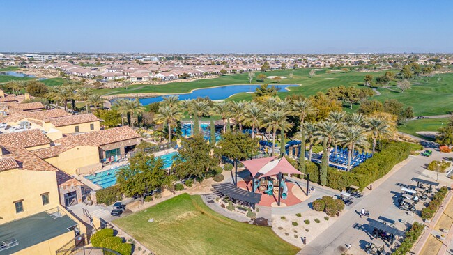 Building Photo - 180 Degrees of Golf Views