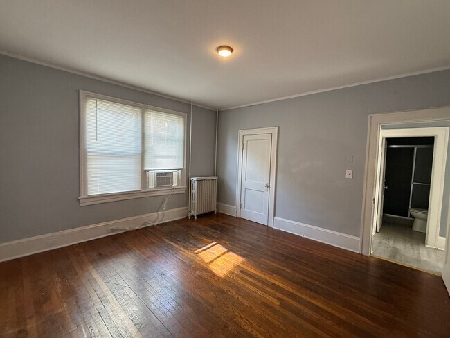 Building Photo - 1610 Hampton Ave SW