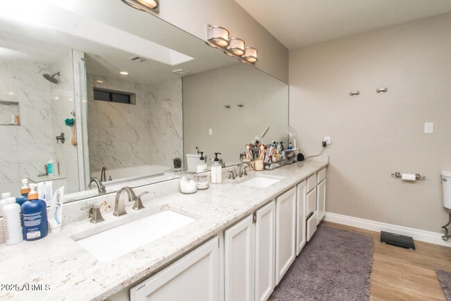 Building Photo - 907 E San Remo Ave