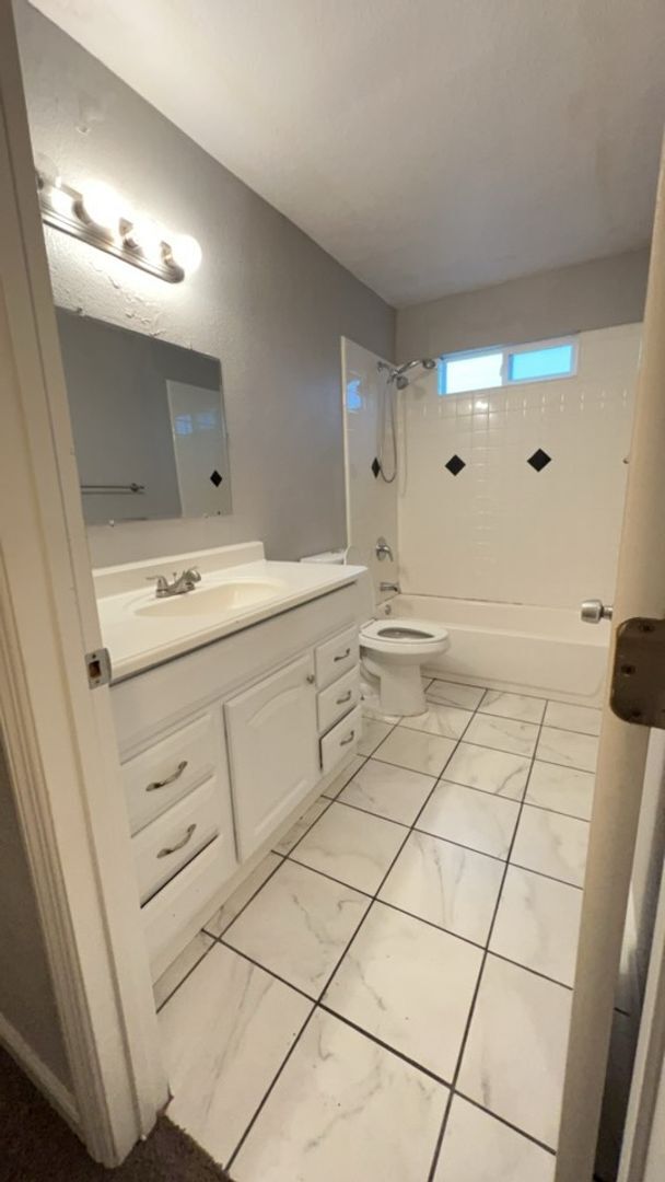 Building Photo - 2227 Glen Ave, Fresno. MOVE IN SPECIAL