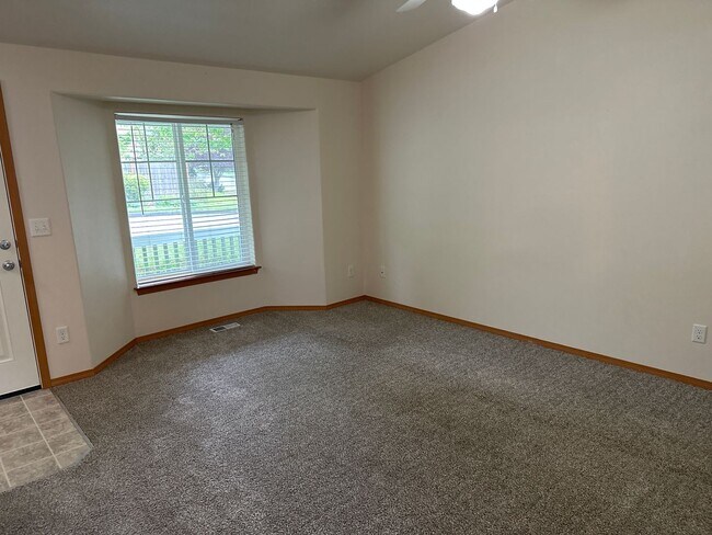 Building Photo - House Share