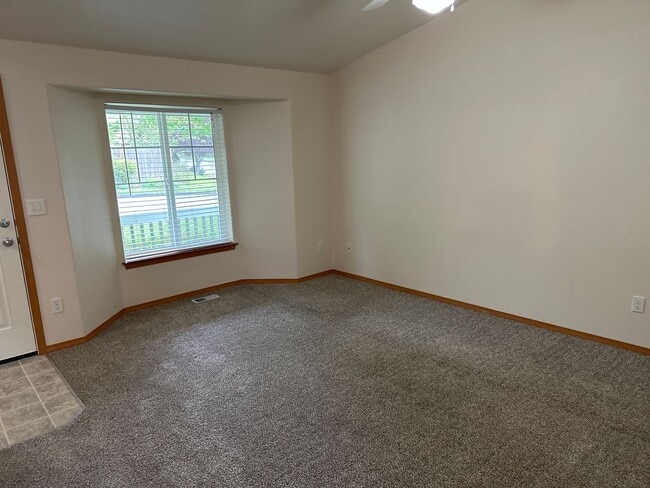 Building Photo - Singular room for rent with shared living space.