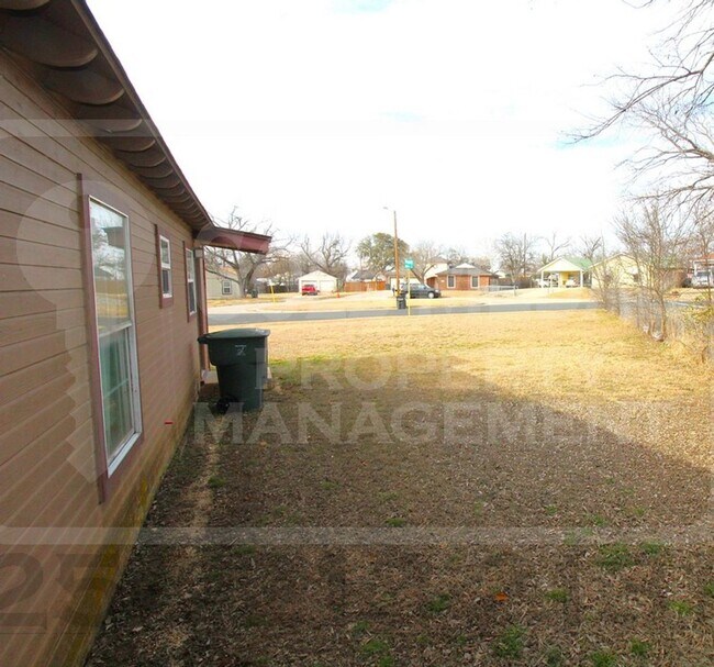 Building Photo - 1710 Cole St