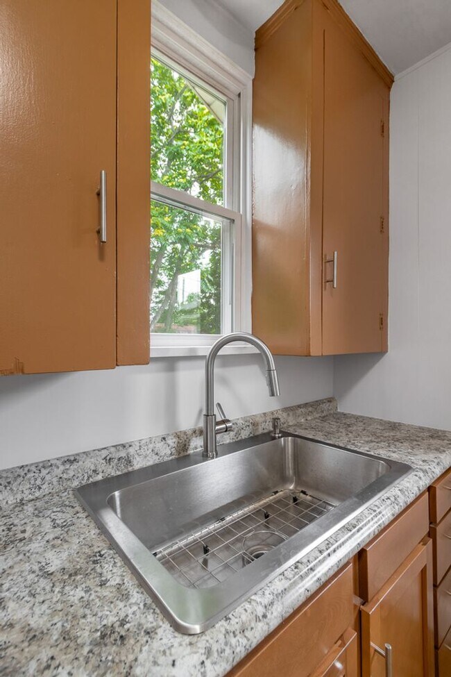 Building Photo - 2212 Snyder Ave NE