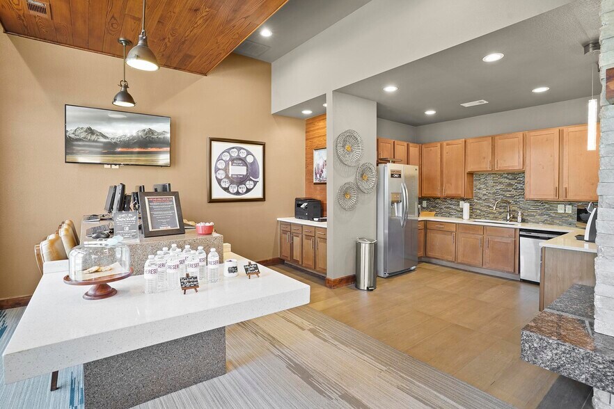 Building Photo - 701 W 101st Pl S