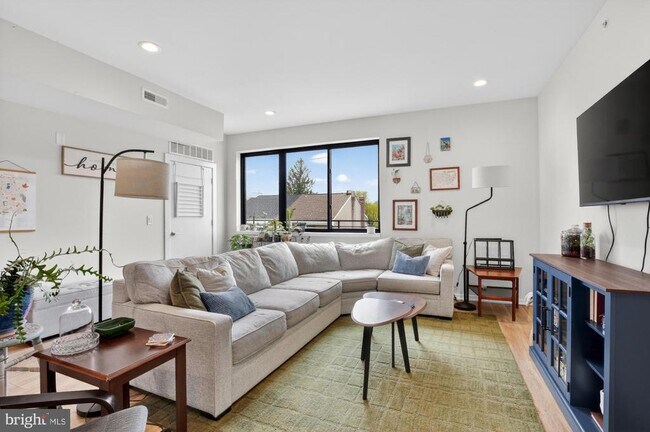 Building Photo - 381 Martin St