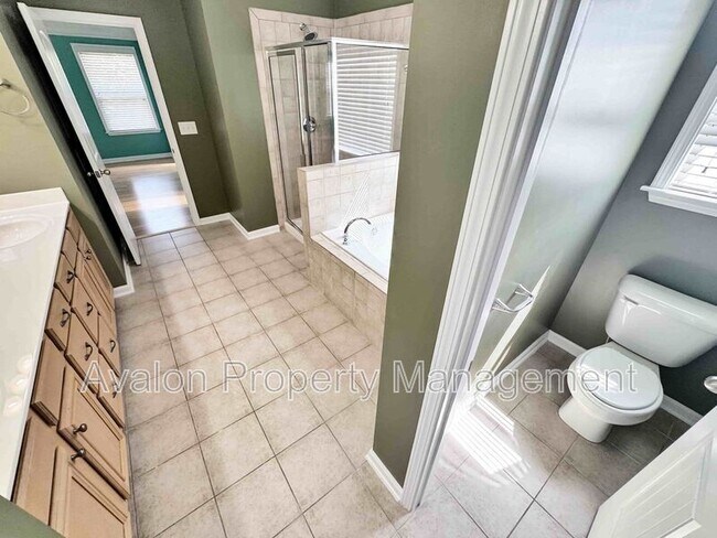 Building Photo - 2435 Manor View