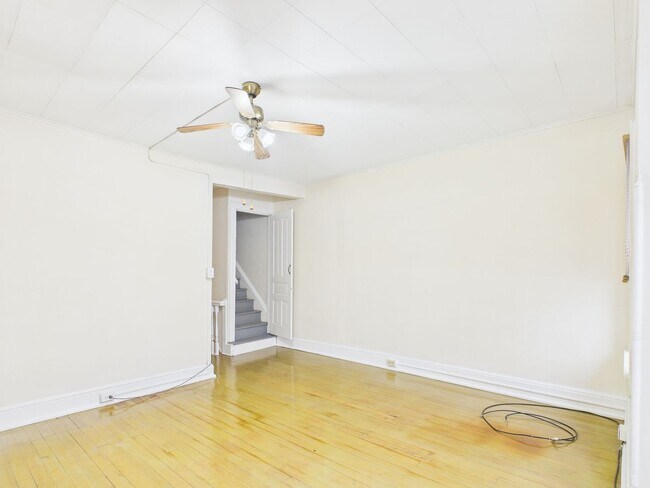 Building Photo - 735 N George St