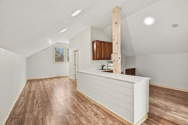 Building Photo - 2 Bedroom Rental Loft With Garage - $1150/Month