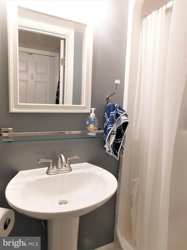 Building Photo - 8487 Springfield Oaks Dr