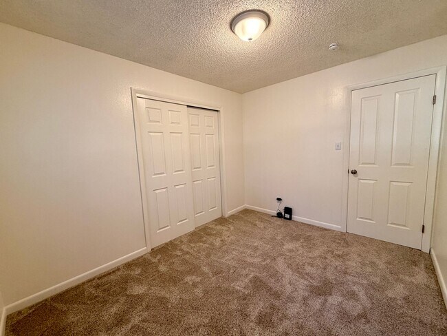 Building Photo - Lovely 5-bedroom, 2¾-bath home located in the heart of Old Town Firestone!