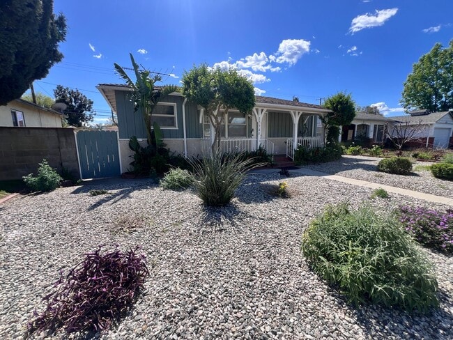 Primary Photo - 2 Bedroom Single Story Home for Rent in Re...