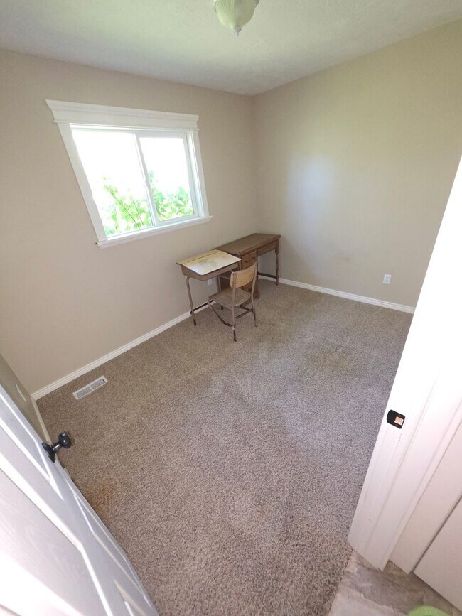 Building Photo - 355 Kurtwood Dr