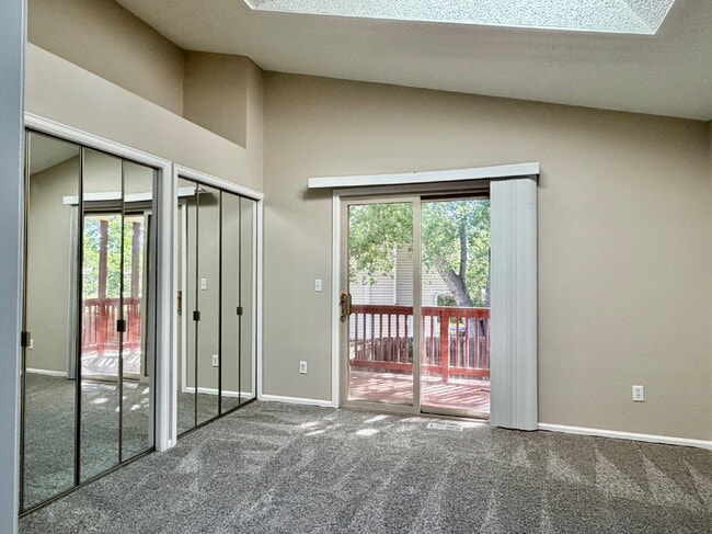 Building Photo - Charming Split-Level Oasis on a Quiet Cul-de-Sac Backing to Greenspace. New Carpet, New Paint and...