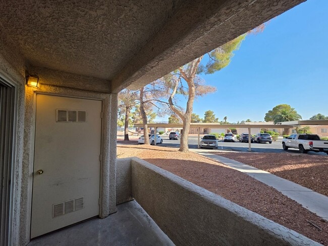 Building Photo - Welcome Home To Canyon Willow