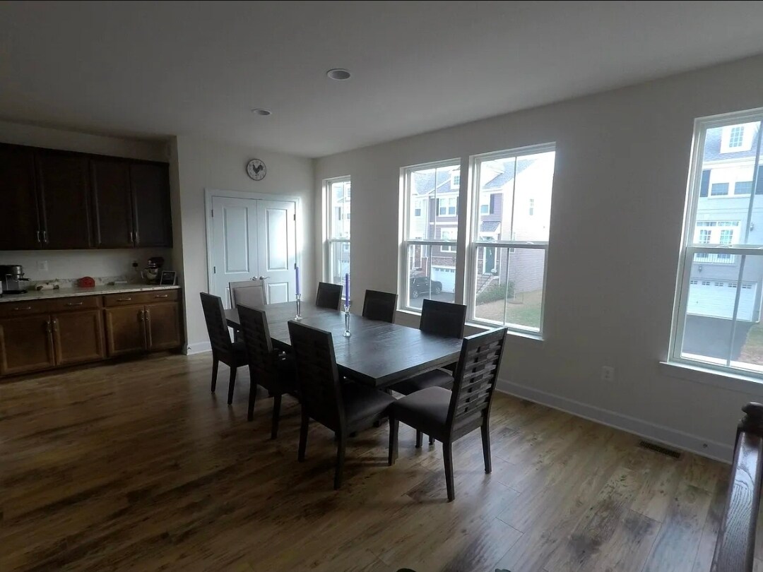 Dining room, seats 10 people, spacious pantry - 8828 Englewood Farms Dr