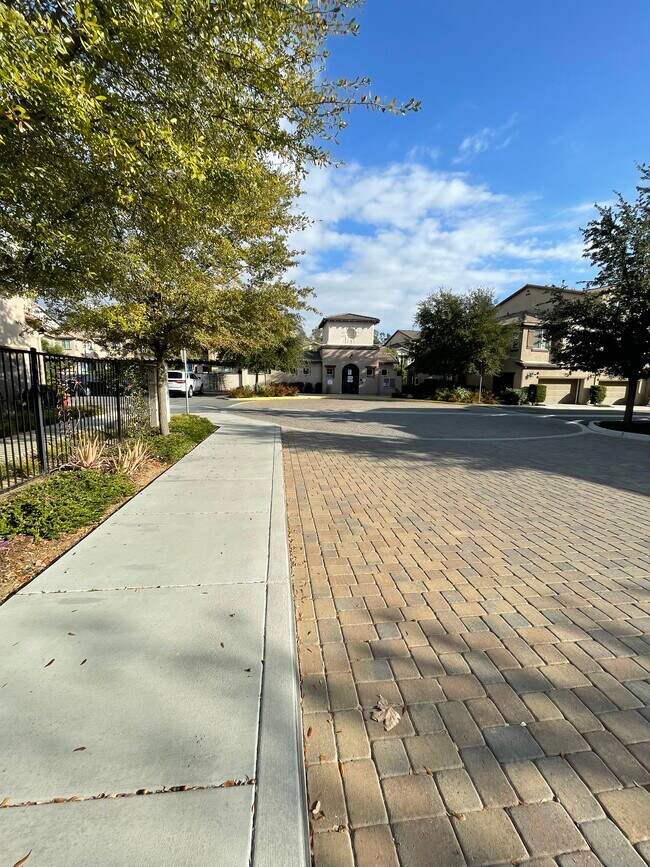 Building Photo - Lacroix Ave