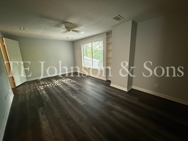Building Photo - Cozy & Stylish 2BR Home with Fireplace, Su...