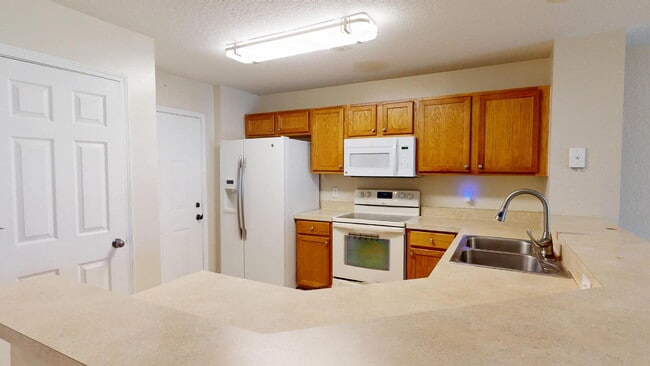 Building Photo - "Charming 2-Bed, 3-Bath Townhouse Retreat in Jacksonville - 1,176 Sq. Ft. of Comfort and Style!"