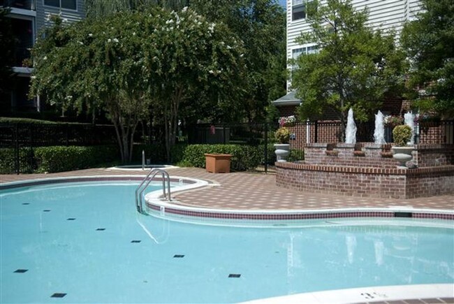 Building Photo - Generous 1BR condo in the gated community ...