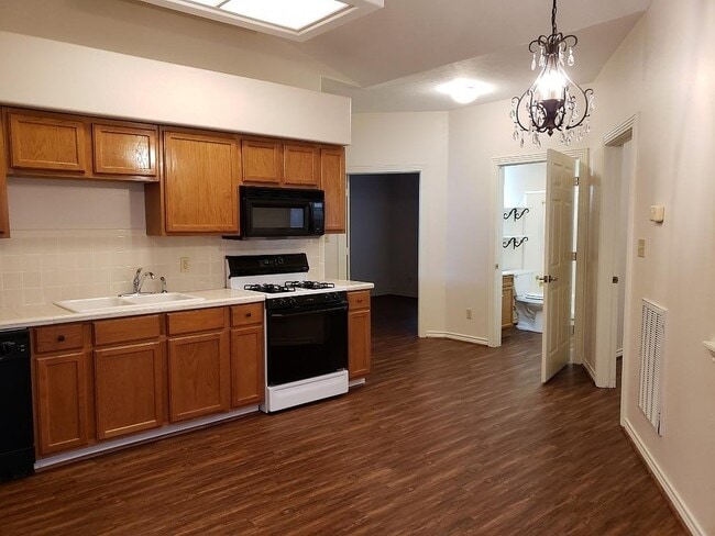 Building Photo - 822 Tangle Oaks Dr