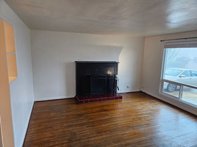 Building Photo - Winter Special-$300 Off Cute 2/BD-1 Bath H...