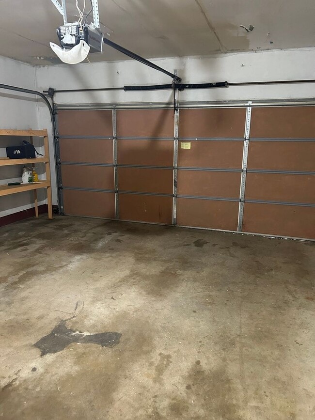 Building Photo - 3 Bedroom, 2 bath in the quiet Woodcliff Acres community