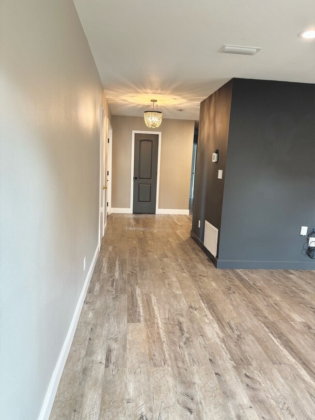 Building Photo - 2121 Oakstream Ave