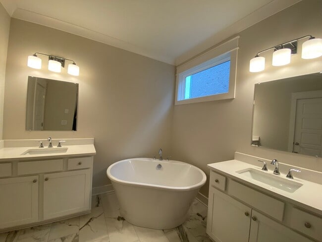 Building Photo - Amazing 4 Bedroom Home in Lebanon / 3.5 Bathrooms / 3 Car Garage /  Fenced in Backyard with Deck /