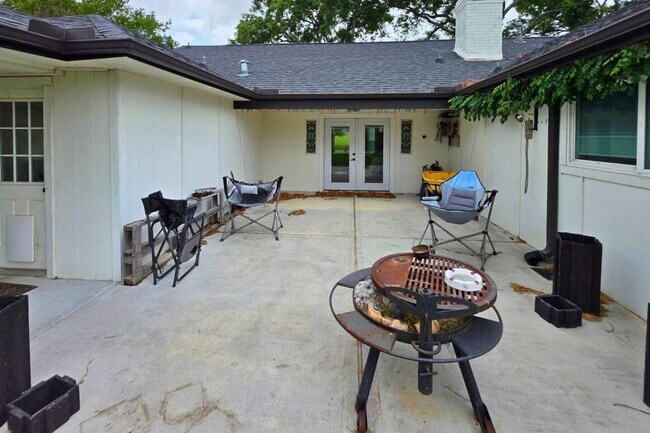 Building Photo - 1810 San Sebastian Ln