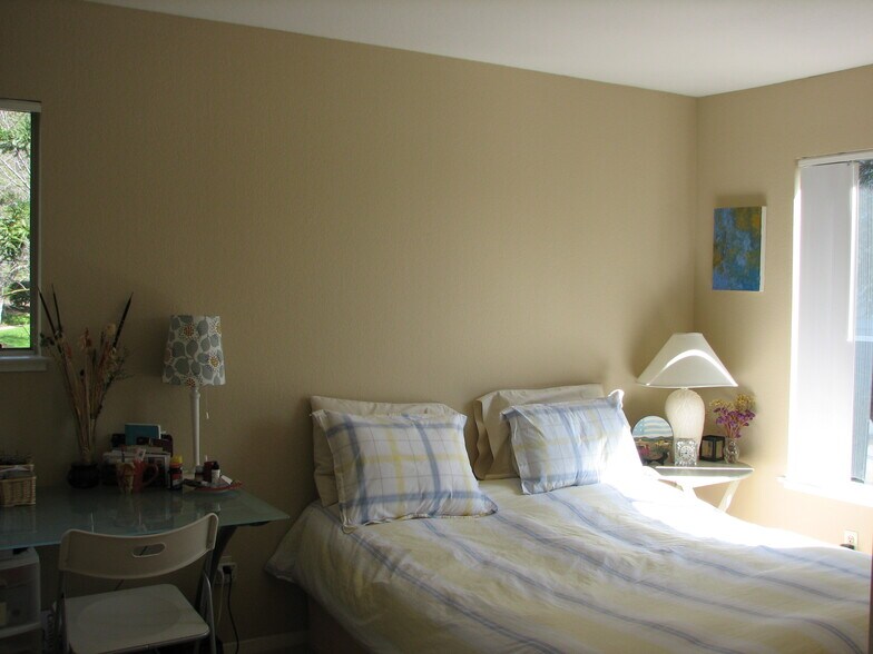 Older photo to show bedroom when it's furnished. The walls have been freshly painted white now - 140 Reflections Dr