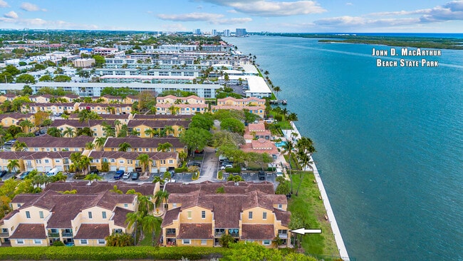 Building Photo - 1060 Lake Shore Dr