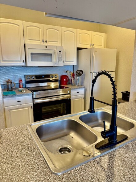 Building Photo - 860 N Orange Ave