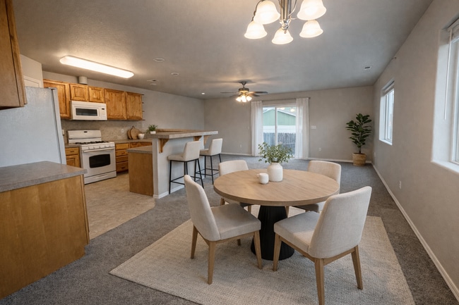 Building Photo - 3 Bedroom Duplex Near Downtown Available!