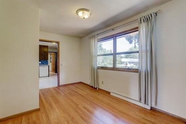 Building Photo - 3 Bedroom 1.5 Bath Single Family Home in H...