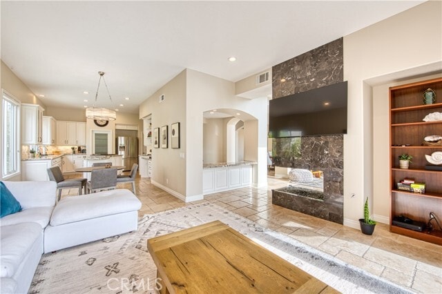 Building Photo - 35 Fontaire