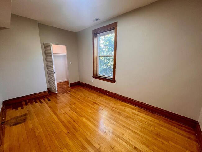 Building Photo - 3859 W Wrightwood Ave