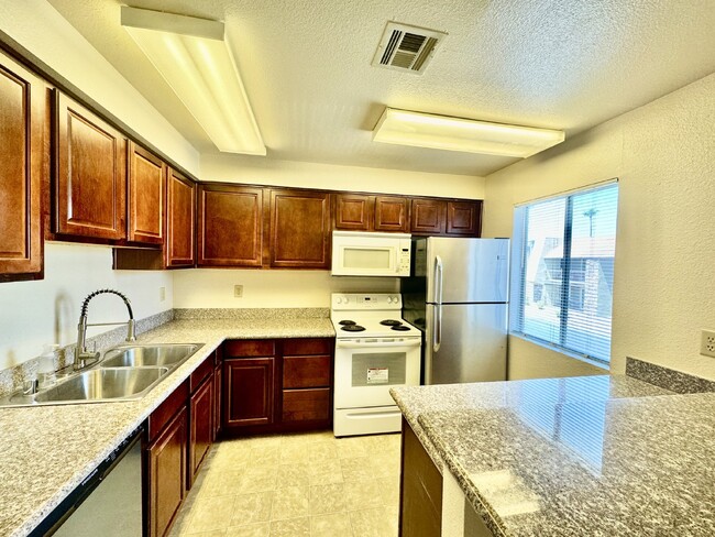 Building Photo - Lovely 2 Bed, 2 Bath Upstairs Condo for Re...