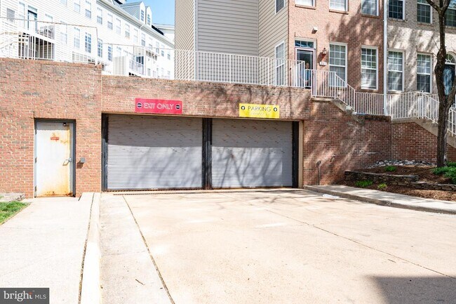 Building Photo - 2664 Manhattan Pl