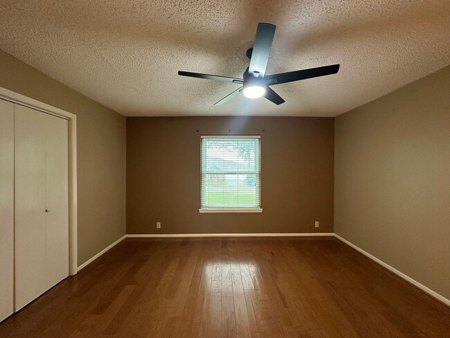 Building Photo - Coming Soon! 3 Bedroom 2 Bath in Whitehous...