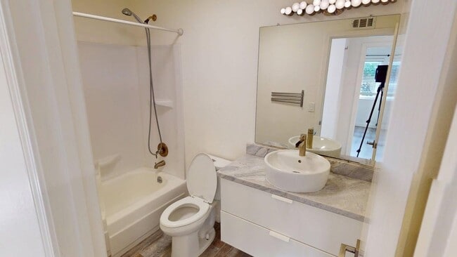 Building Photo - Spacious and beautifully updated 4 bedroom home available for long or short term lease.