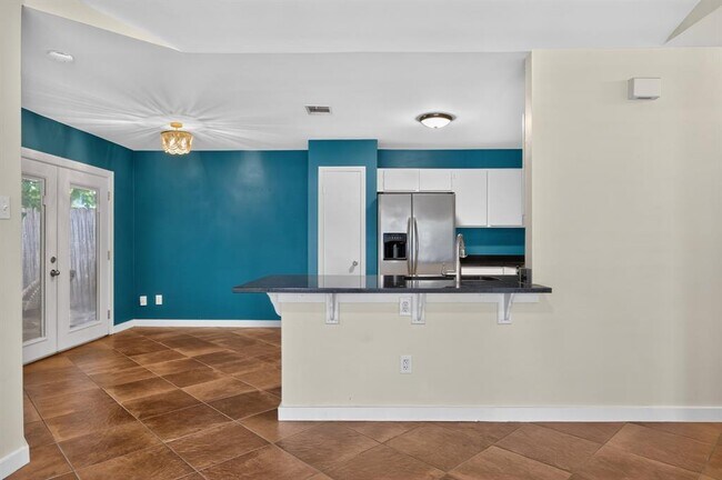 Building Photo - 801 Kavanagh Dr