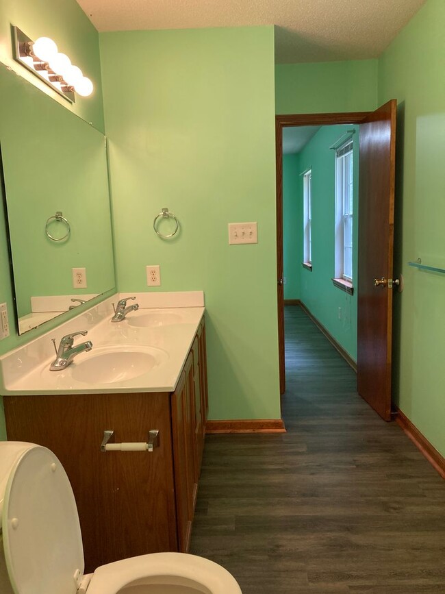Building Photo - Well Maintained, 3 Bedroom Home on a Corne...