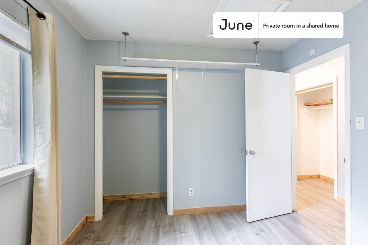 Building Photo - Room in Shared 3 bed/1.5 bath home