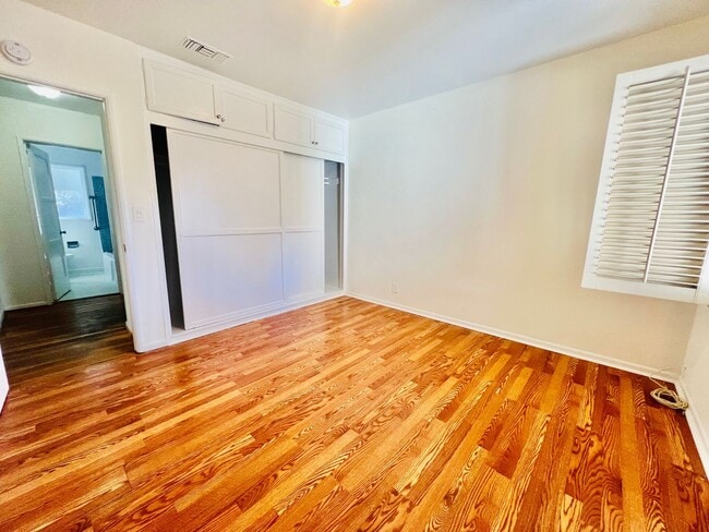 Building Photo - Beautiful Lake Balboa Single Family Home: 3 Bedroom/1 Bathroom/ 2-car garage