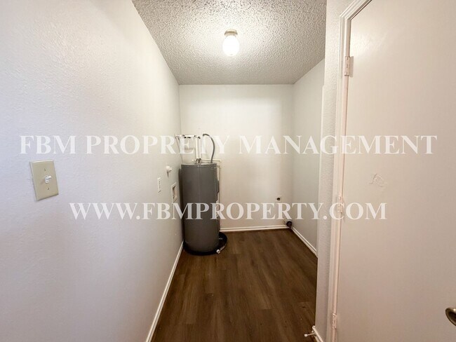 Building Photo - 493 Bryant Ave