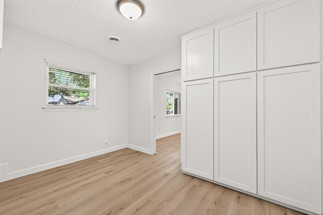 Building Photo - 10602 Longmont Dr