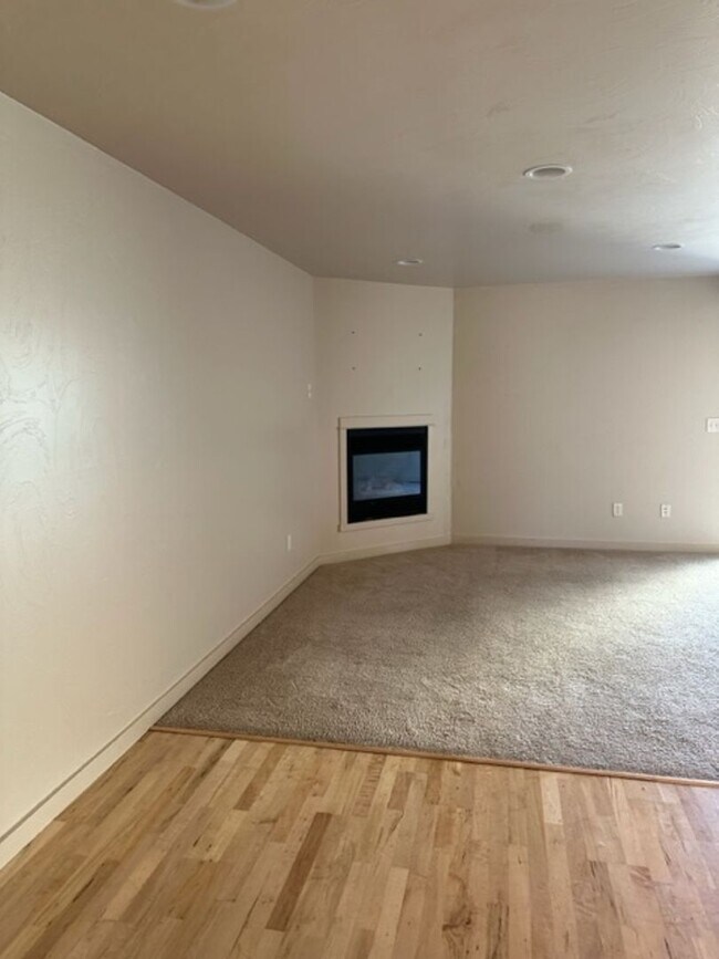 Building Photo - 923 Saxon Way