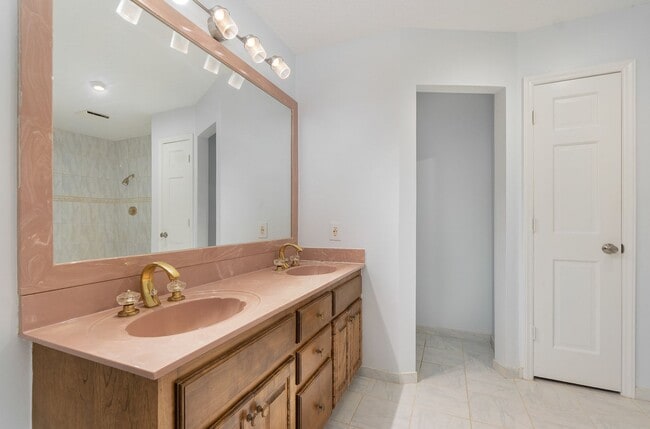 Building Photo - MOVE-IN READY!